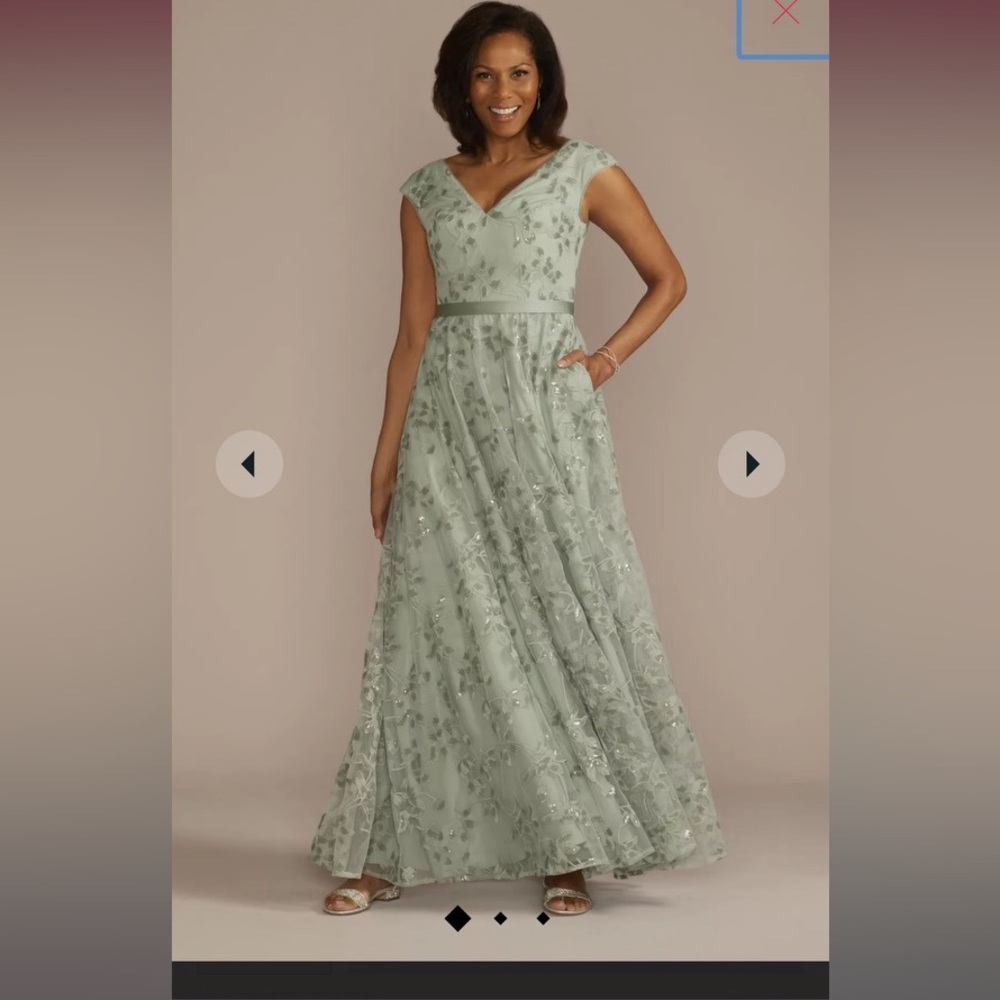 NWT Lace Sequin Gown 🍃